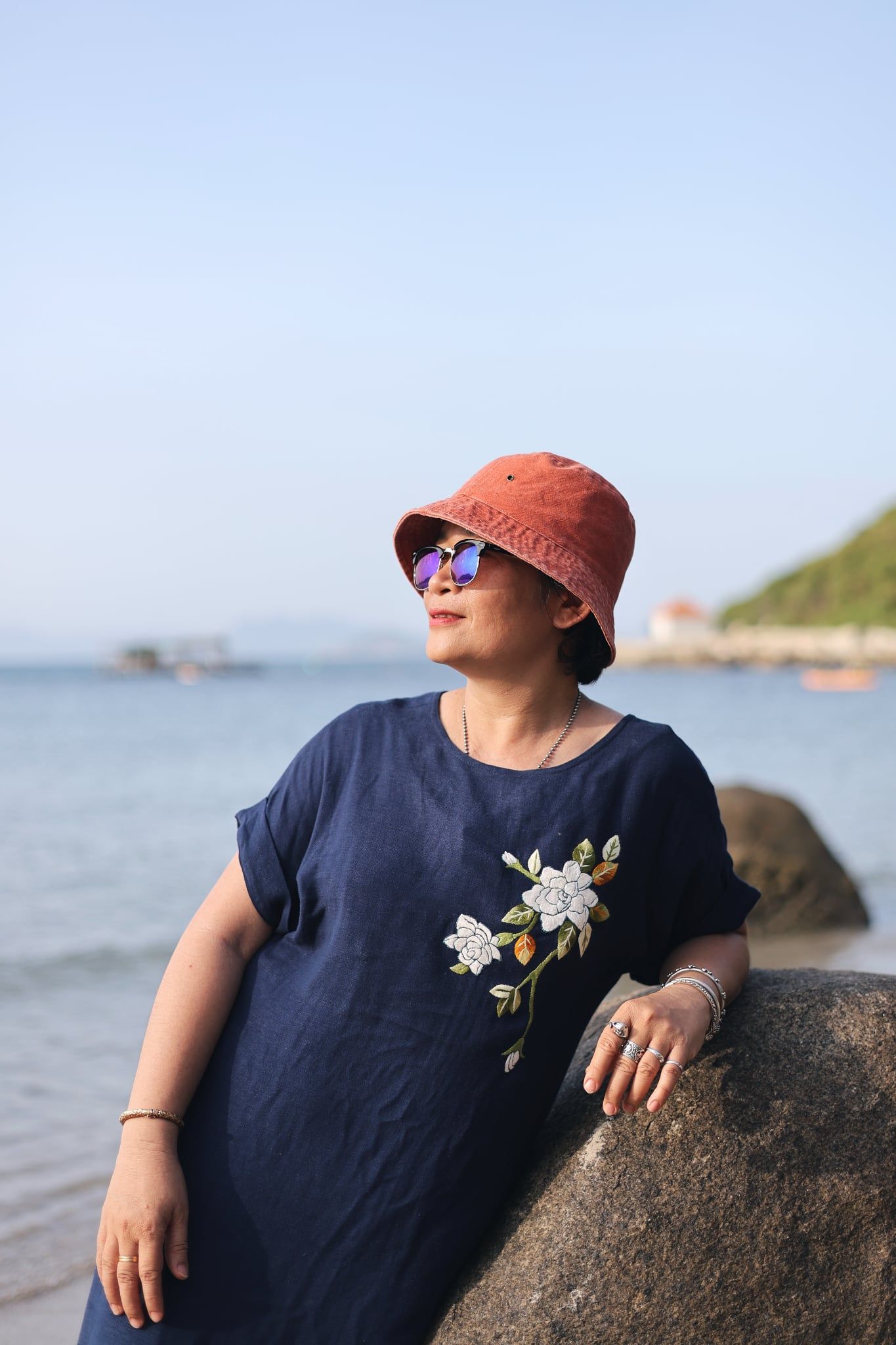  Đầm xanh dương linen Tahera thêu tay Bạch Thiên Hương 