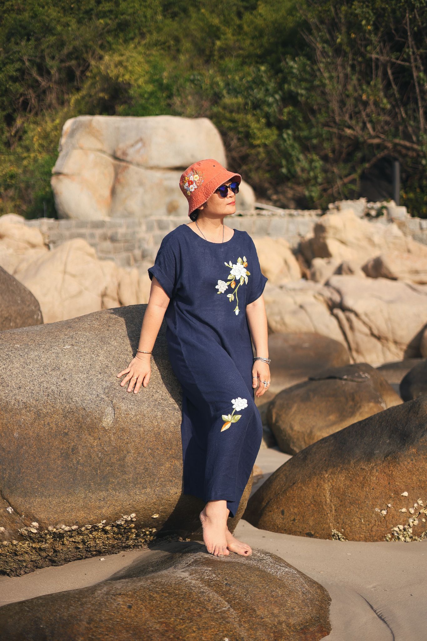  Đầm xanh dương linen Tahera thêu tay Bạch Thiên Hương 