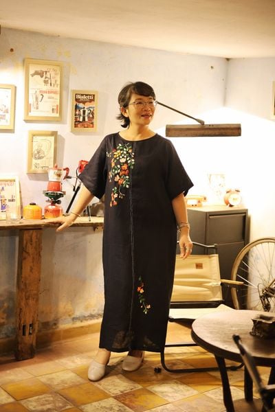  Đầm linen thêu tay đăng tiêu - Đen suông chạy chỉ 