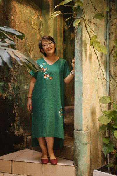  Đầm linen thêu tay hoa đăng tiêu - Xanh Két nút hông 