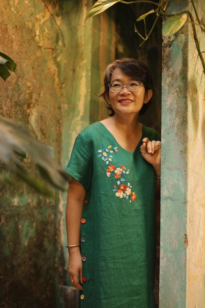  Đầm linen thêu tay hoa đăng tiêu - Xanh Két nút hông 