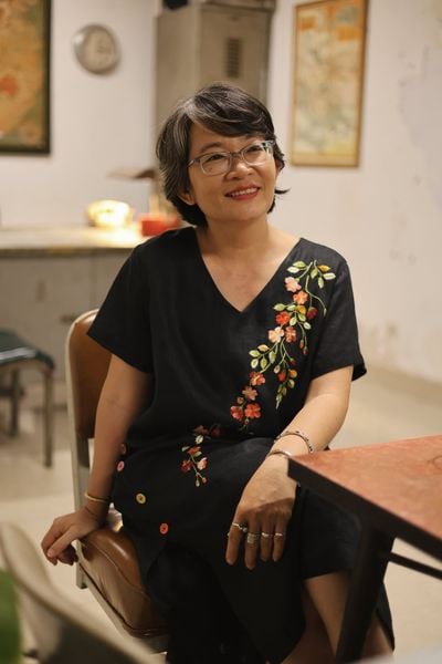  Đầm linen thêu tay Đăng Tiêu - Đen nút hông 