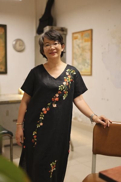  Đầm linen thêu tay Đăng Tiêu - Đen nút hông 