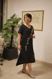 Đầm linen thêu tay Đăng Tiêu - Đen nút hông 