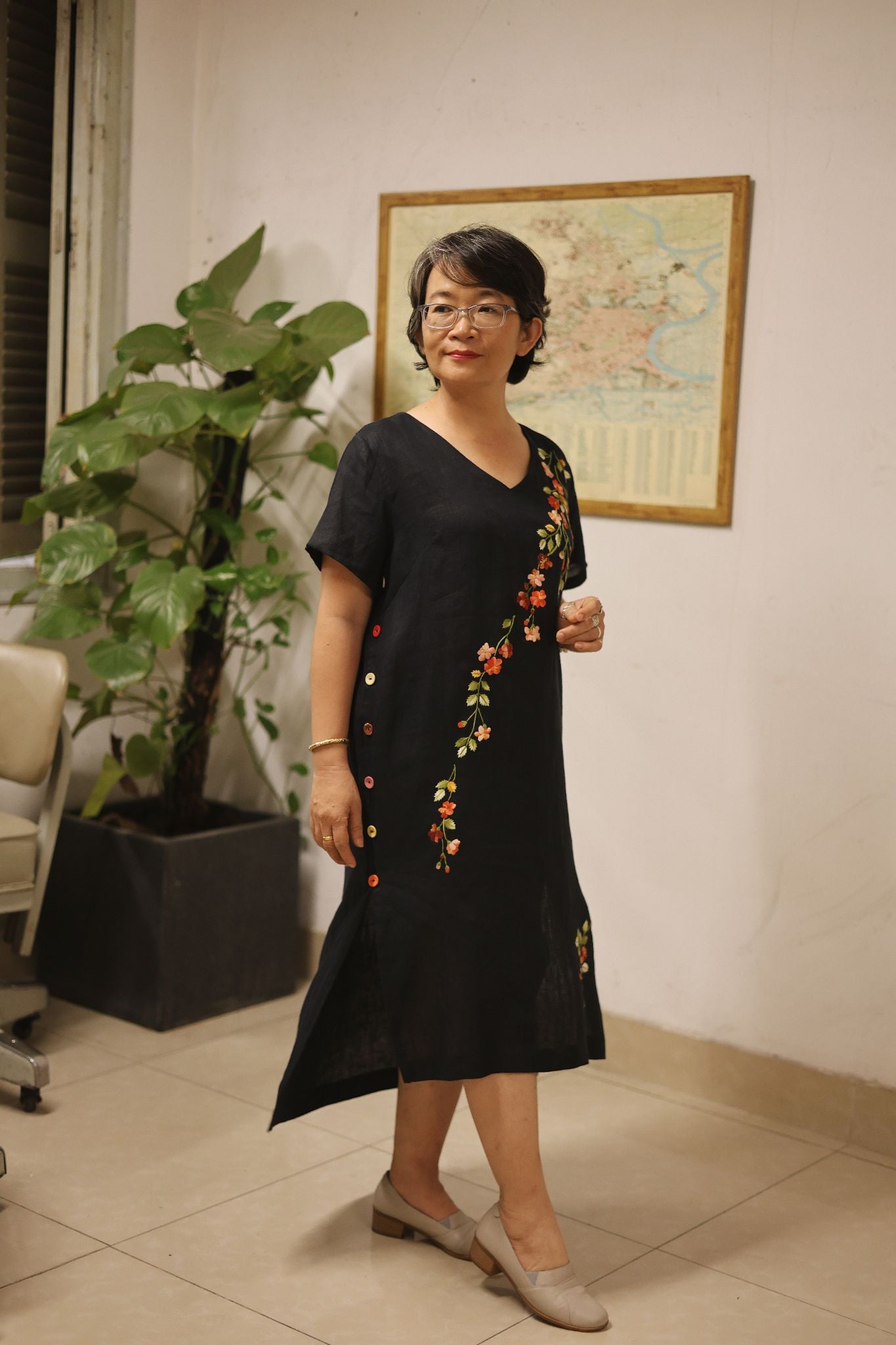  Đầm linen thêu tay Đăng Tiêu - Đen nút hông 