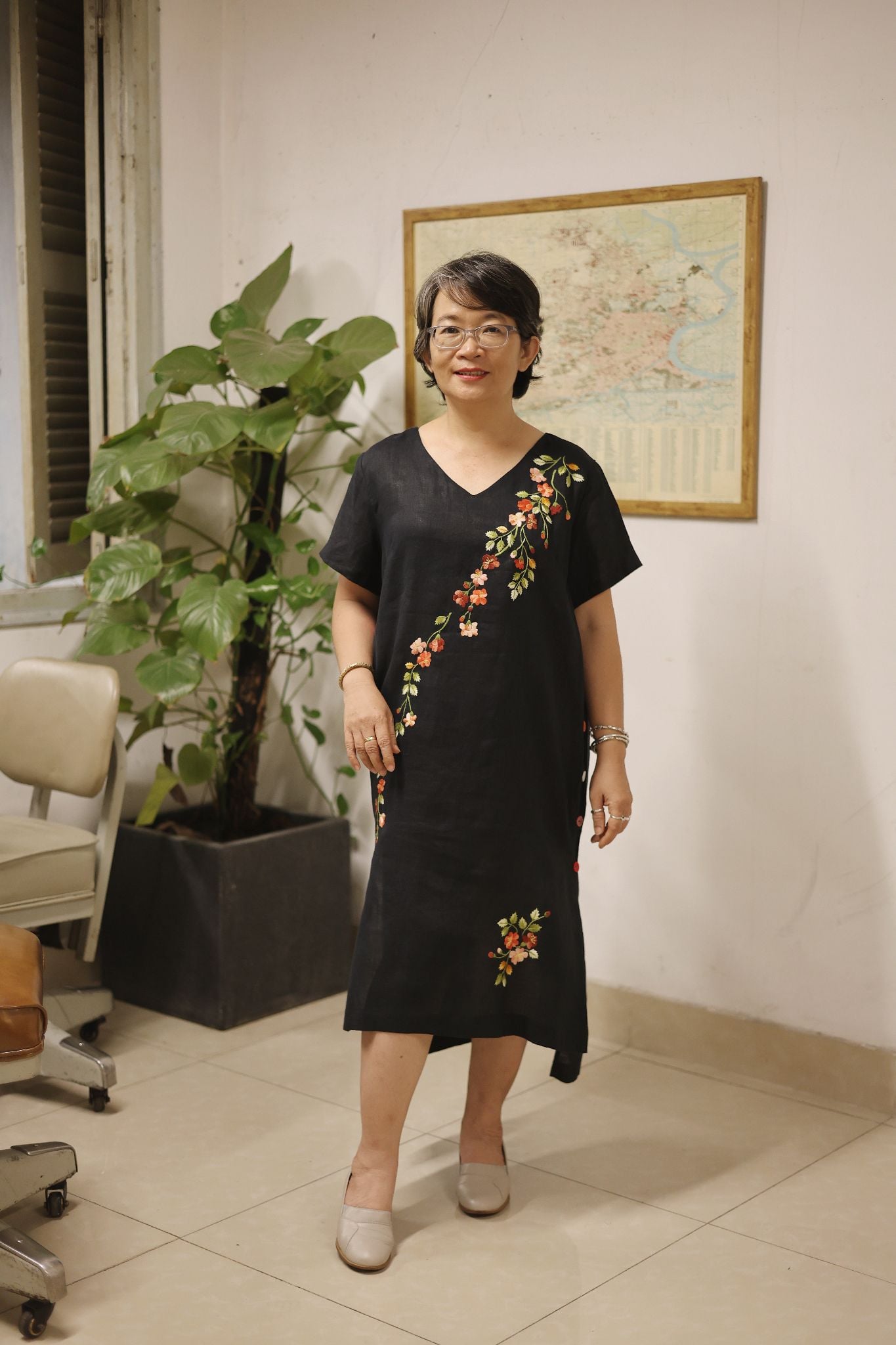  Đầm linen thêu tay Đăng Tiêu - Đen nút hông 
