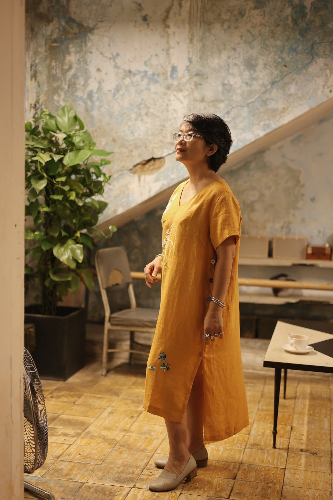  Đầm linen thêu tay Lan Bướm - Vàng nghệ nút hông 