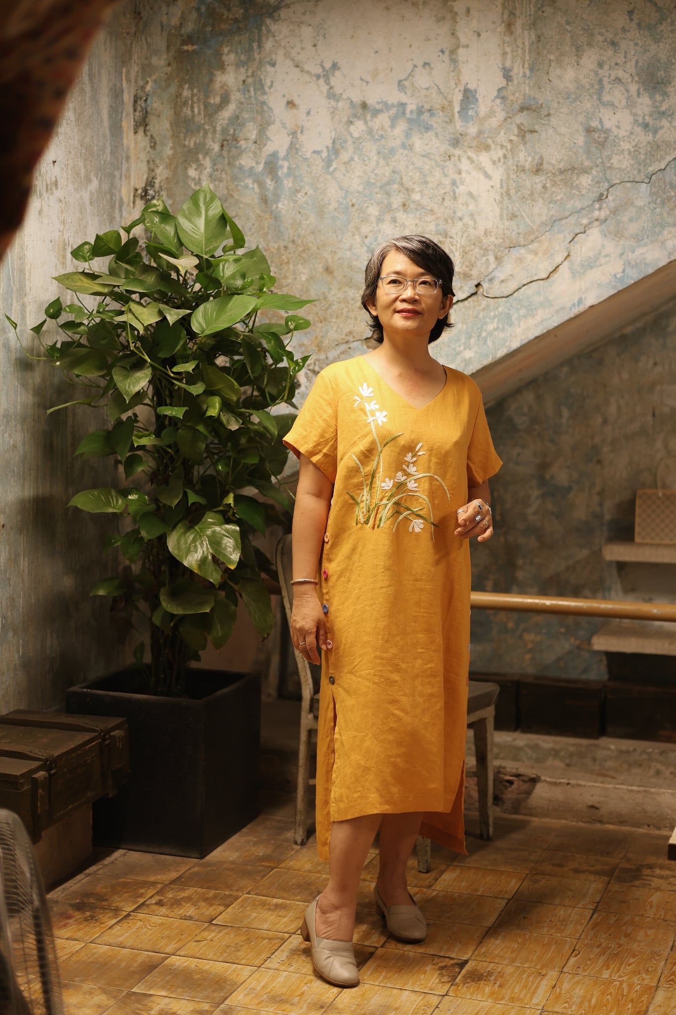  Đầm linen thêu tay Lan Bướm - Vàng nghệ nút hông 