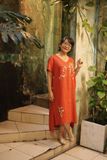  Đầm linen thêu tay Xuyến Chi - Cam Đỏ nút hông 