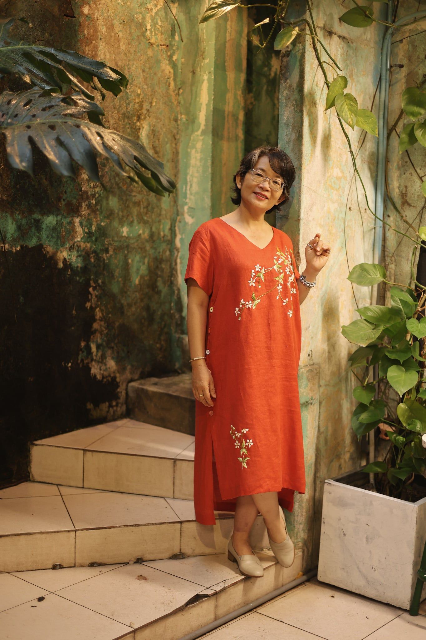  Đầm linen thêu tay Xuyến Chi - Cam Đỏ nút hông 