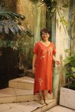  Đầm linen thêu tay Xuyến Chi - Cam Đỏ nút hông 