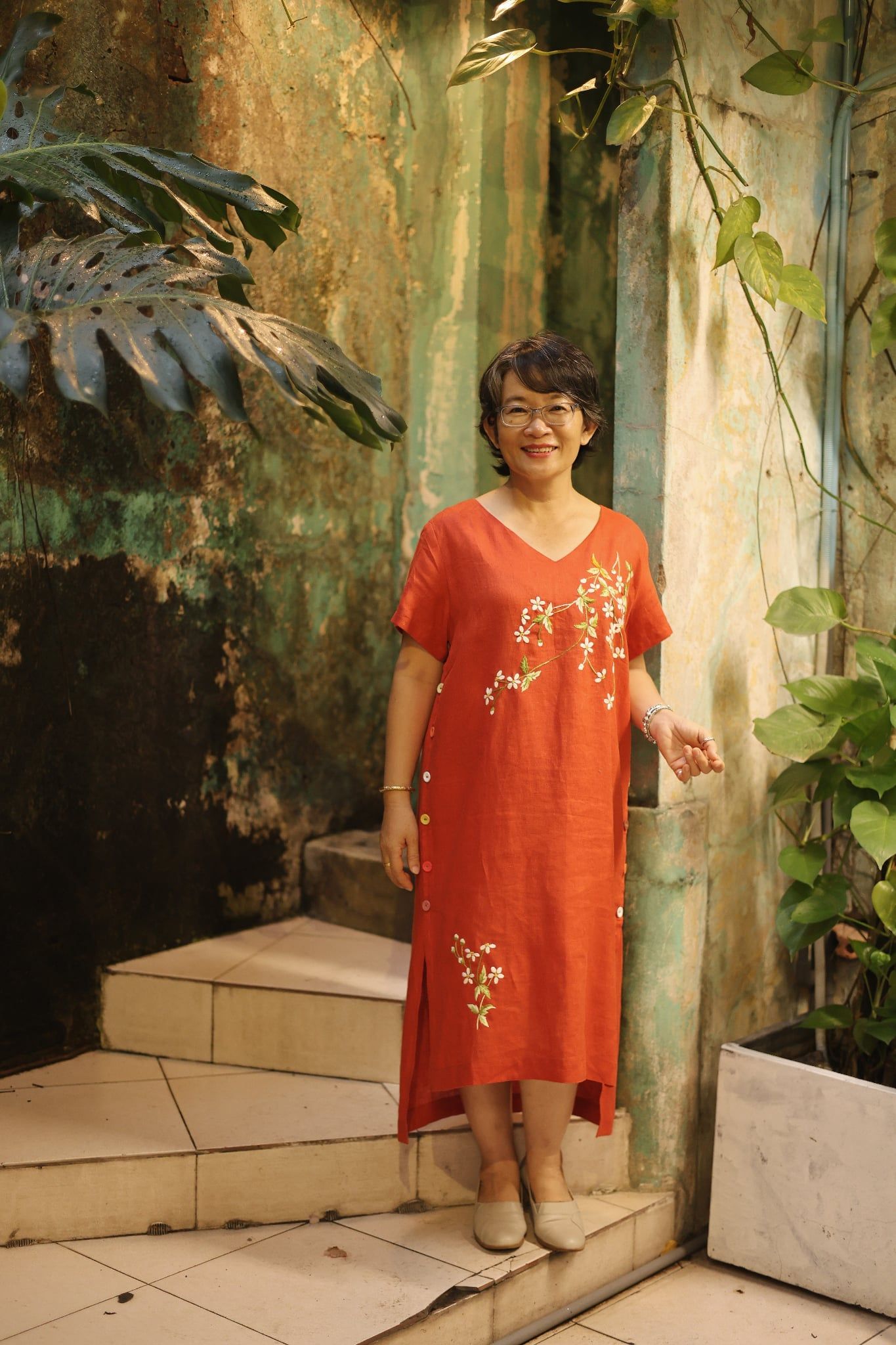  Đầm linen thêu tay Xuyến Chi - Cam Đỏ nút hông 