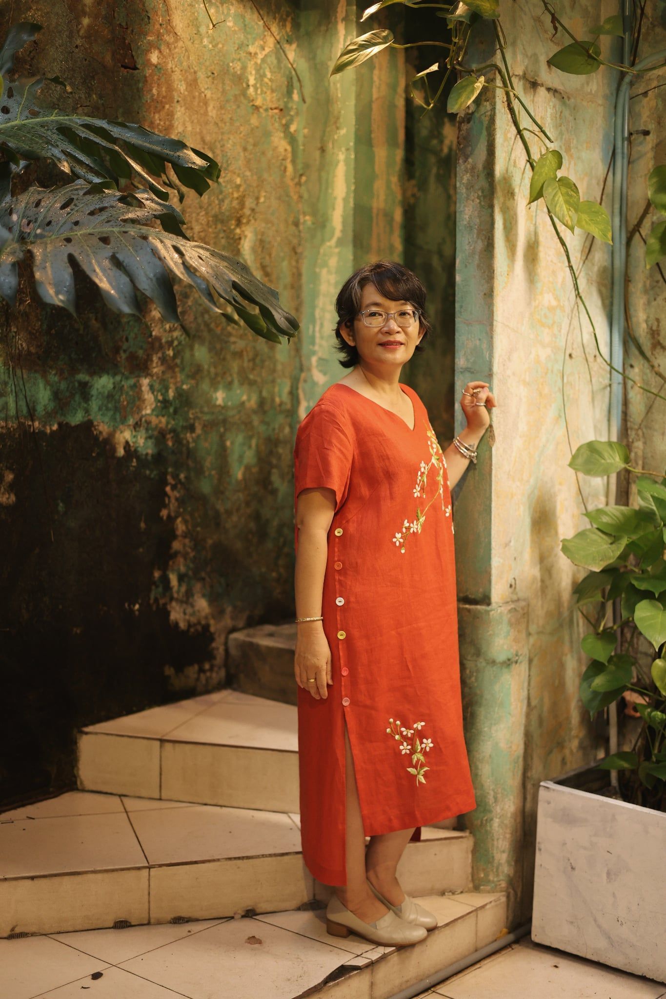  Đầm linen thêu tay Xuyến Chi - Cam Đỏ nút hông 
