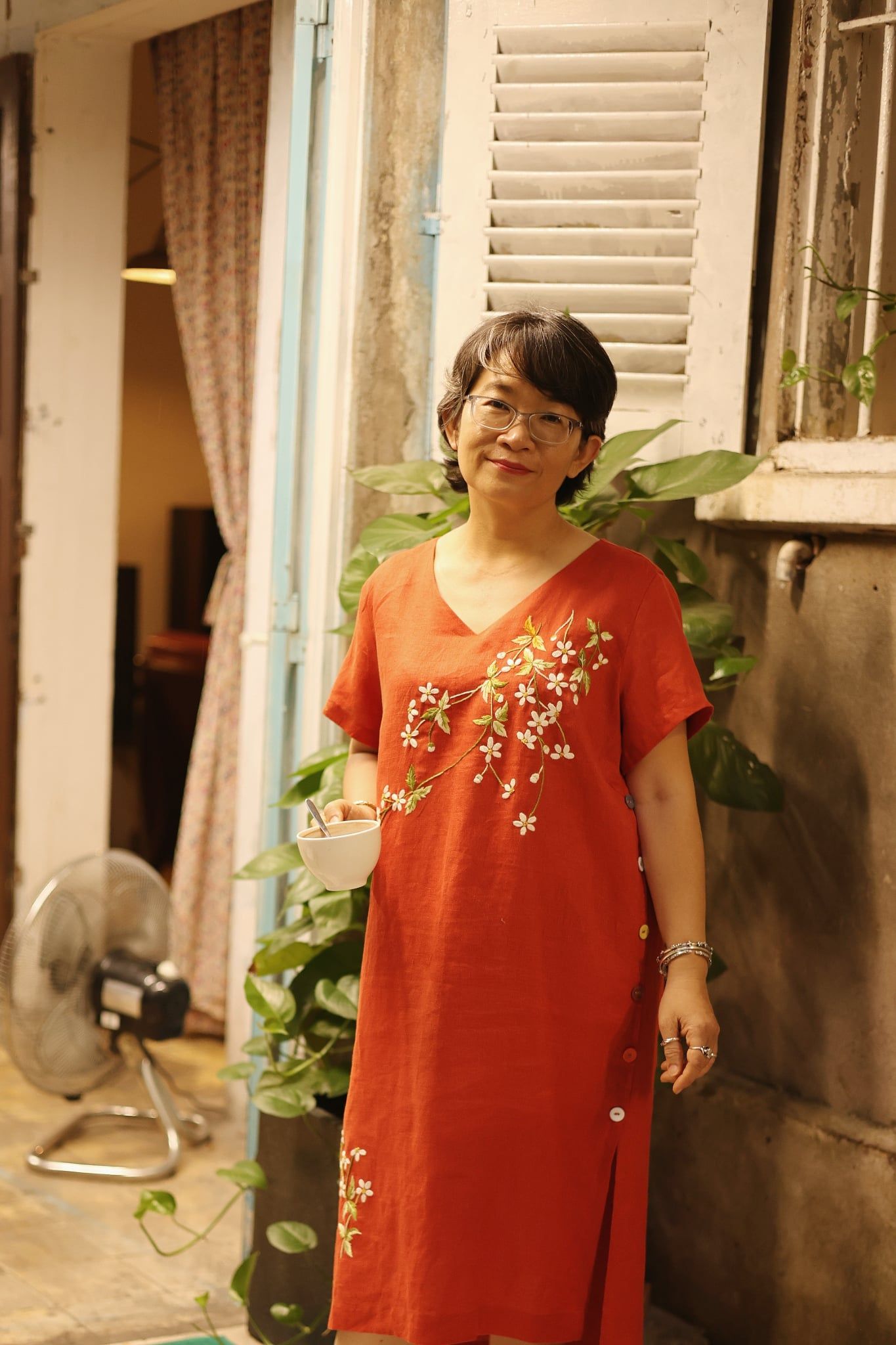  Đầm linen thêu tay Xuyến Chi - Cam Đỏ nút hông 