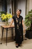  Đầm chemise linen thêu tay pansee - Đen 