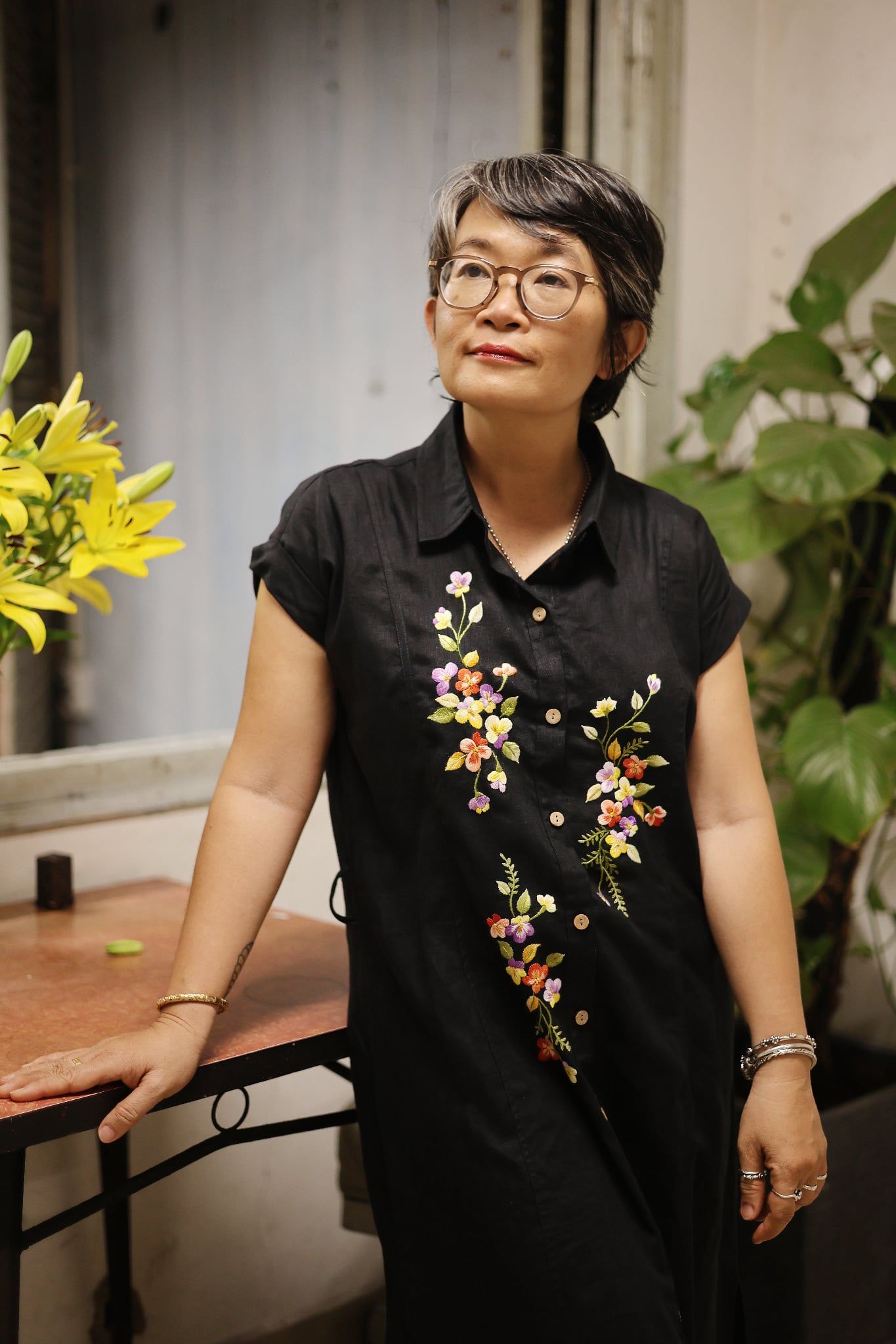  Đầm chemise linen thêu tay pansee - Đen 