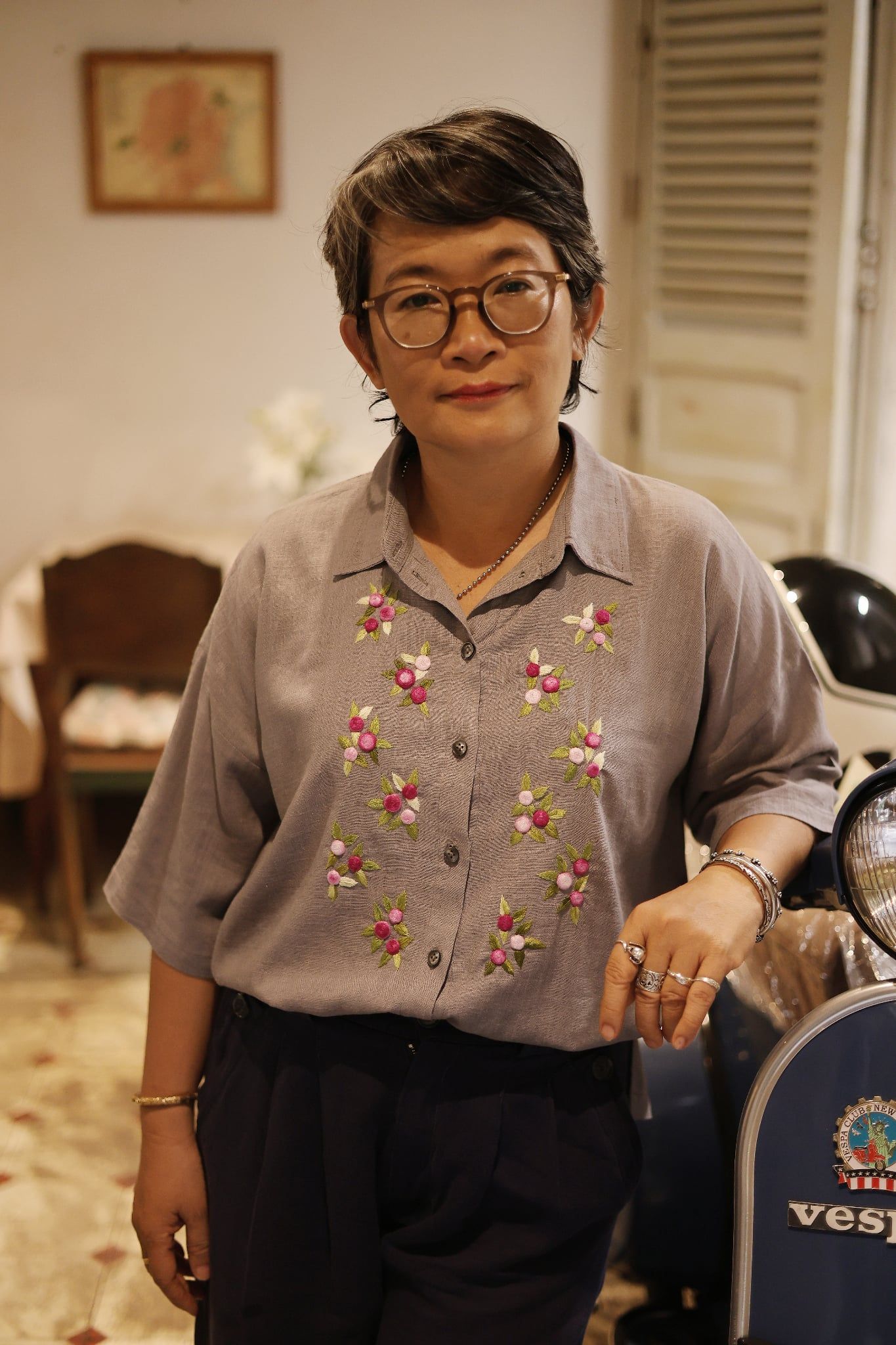  Áo chemise linen thêu tay hồng 3 lá - Xám tro 