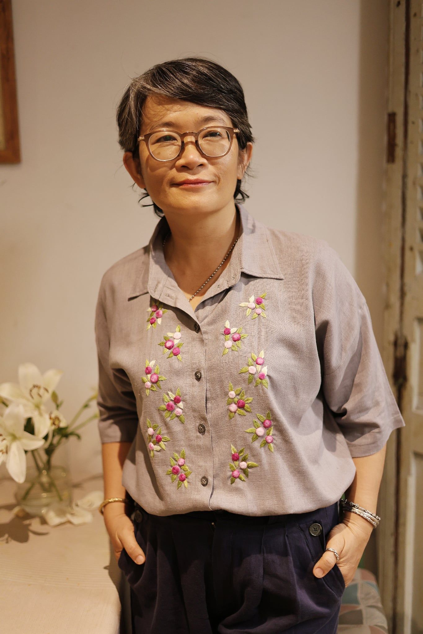  Áo chemise linen thêu tay hồng 3 lá - Xám tro 