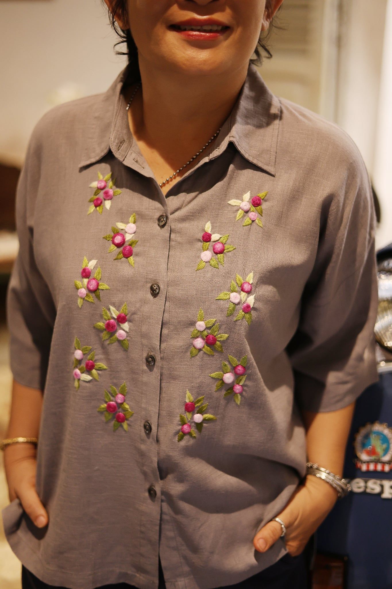  Áo chemise linen thêu tay hồng 3 lá - Xám tro 