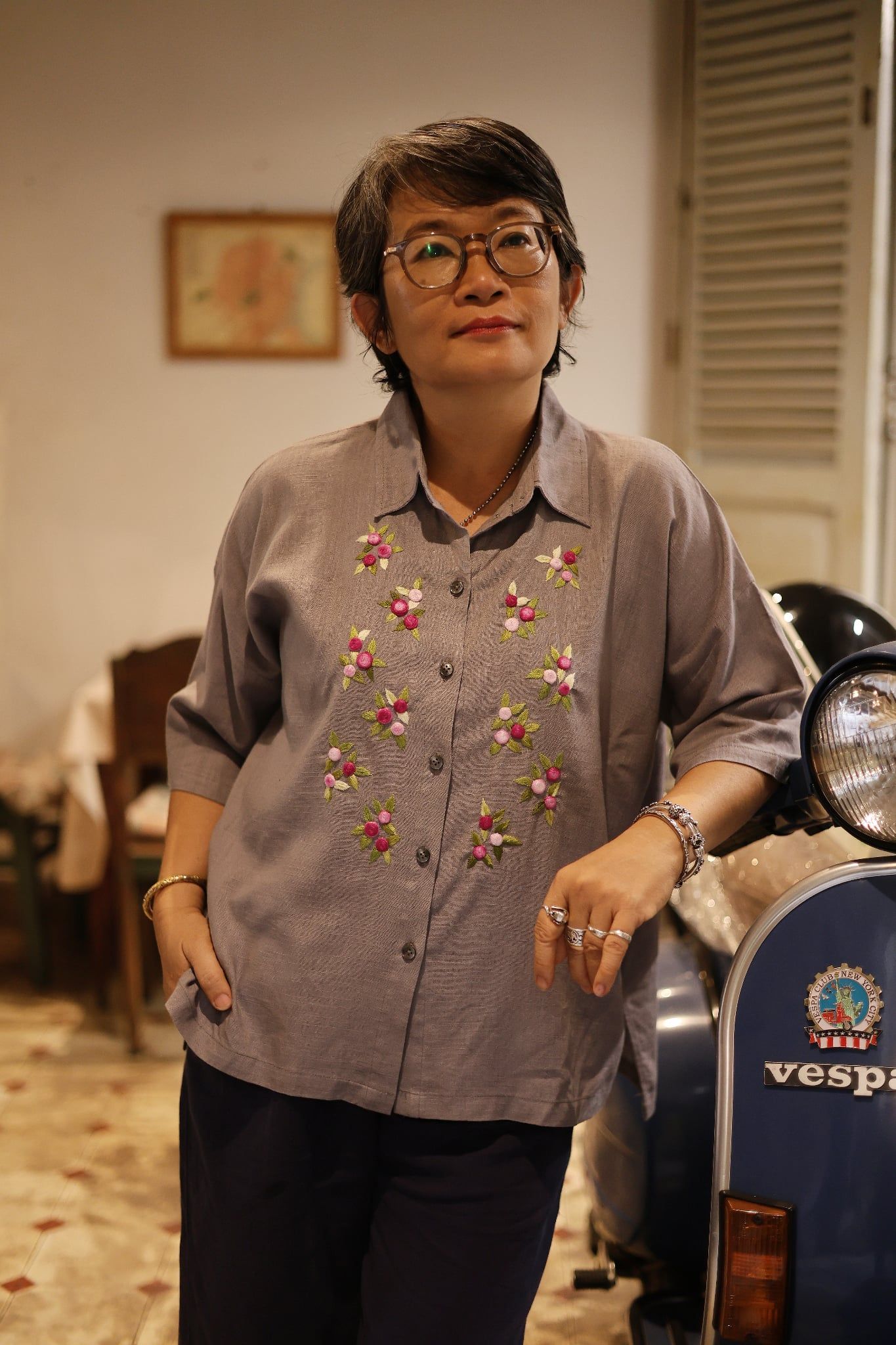  Áo chemise linen thêu tay hồng 3 lá - Xám tro 