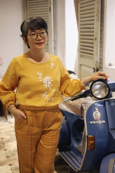  Áo lửng linen thêu tay Cúc Viên Mỹ vàng nghệ tay dài 