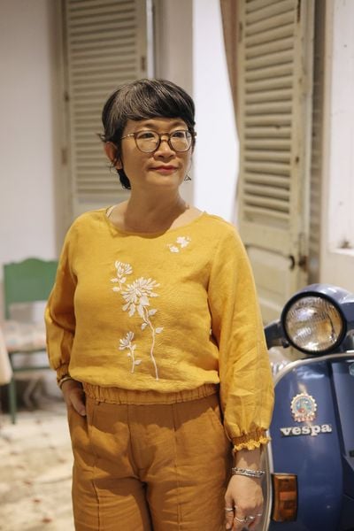  Áo lửng linen thêu tay Cúc Viên Mỹ vàng nghệ tay dài 