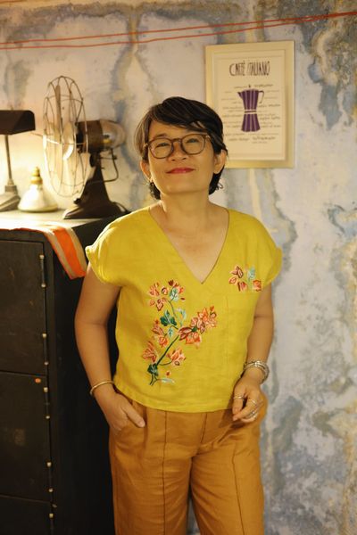  Áo crop V linen thêu tay Bông Giấy - Vàng Lá 