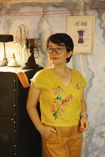  Áo crop V linen thêu tay Bông Giấy - Vàng Lá 