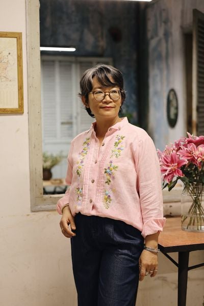  Áo linen thêu tay Hồng Sao - cổ bẻ Hồng nhạt 