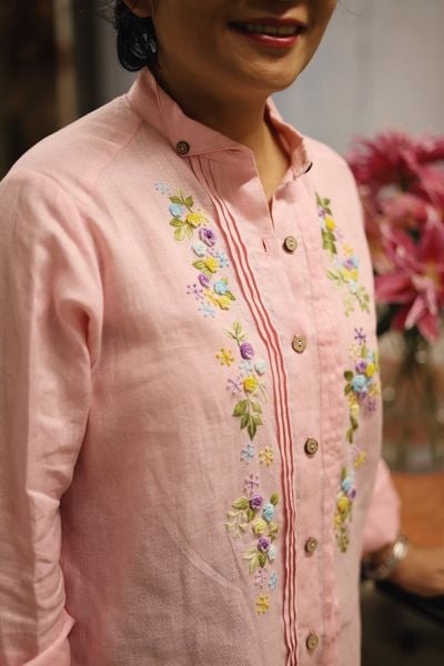  Áo linen thêu tay Hồng Sao - cổ bẻ Hồng nhạt 