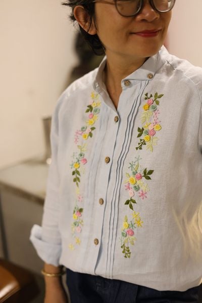  Áo linen thêu tay Hồng Sao - cổ bẻ Xanh Biển nhạt 