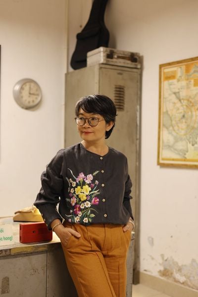  Áo linen thêu tay Alice Posy - tay nhúng Xám chì 