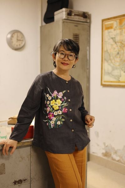  Áo linen thêu tay Alice Posy - tay nhúng Xám chì 