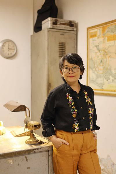  Áo linen thêu tay Hồng Sao - cổ đứng nút - Đen 