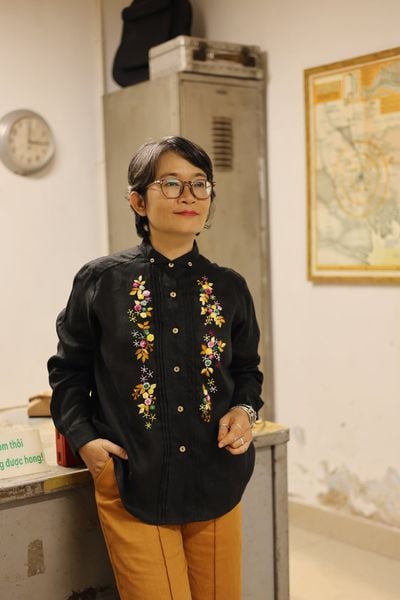  Áo linen thêu tay Hồng Sao - cổ đứng nút - Đen 