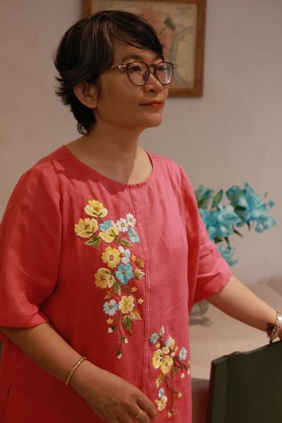  Đầm linen thêu tay hoa Dâu - chạy chỉ hồng sen 