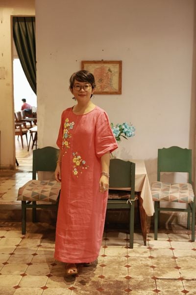  Đầm linen thêu tay hoa Dâu - chạy chỉ hồng sen 