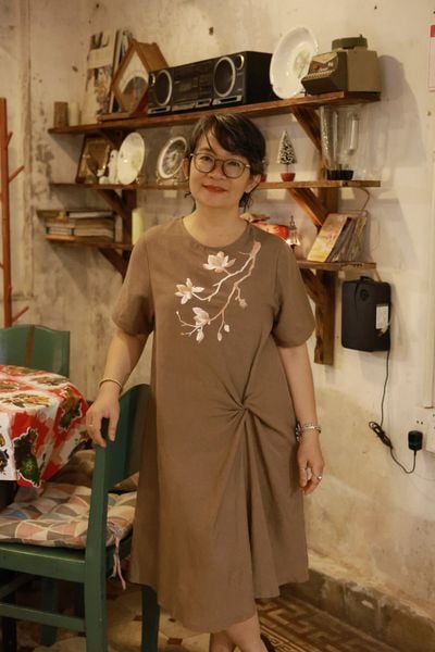  Đầm linen thêu tay Mộc Lan - Cacao xoắn eo 