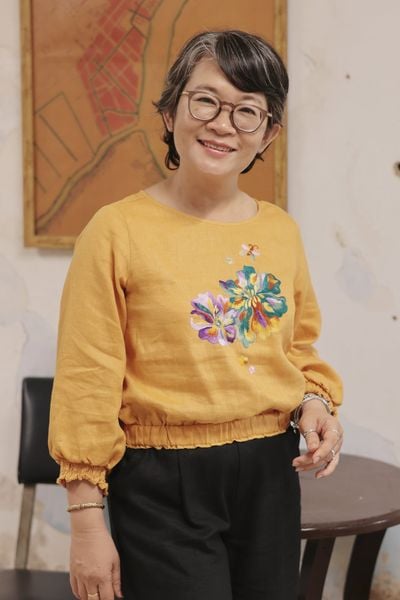  áo croptop linen thêu tay hoa Natu - bo vàng nghệ 