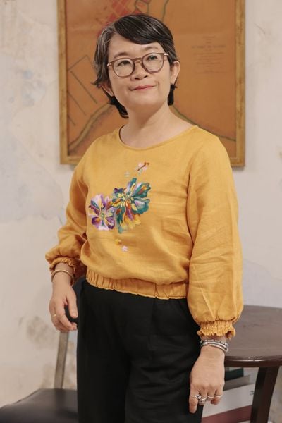 áo croptop linen thêu tay hoa Natu - bo vàng nghệ 