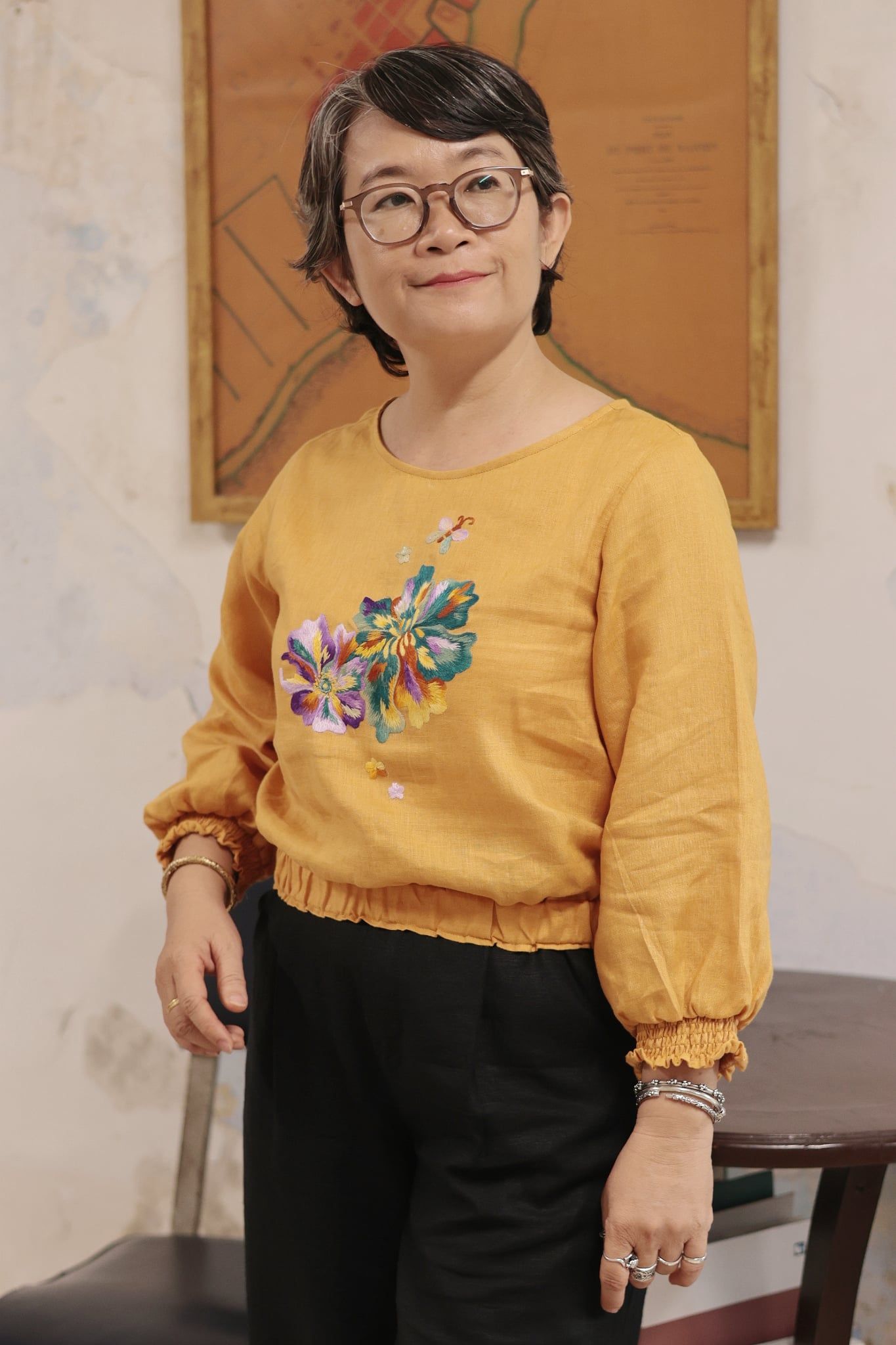  áo croptop linen thêu tay hoa Natu - bo vàng nghệ 