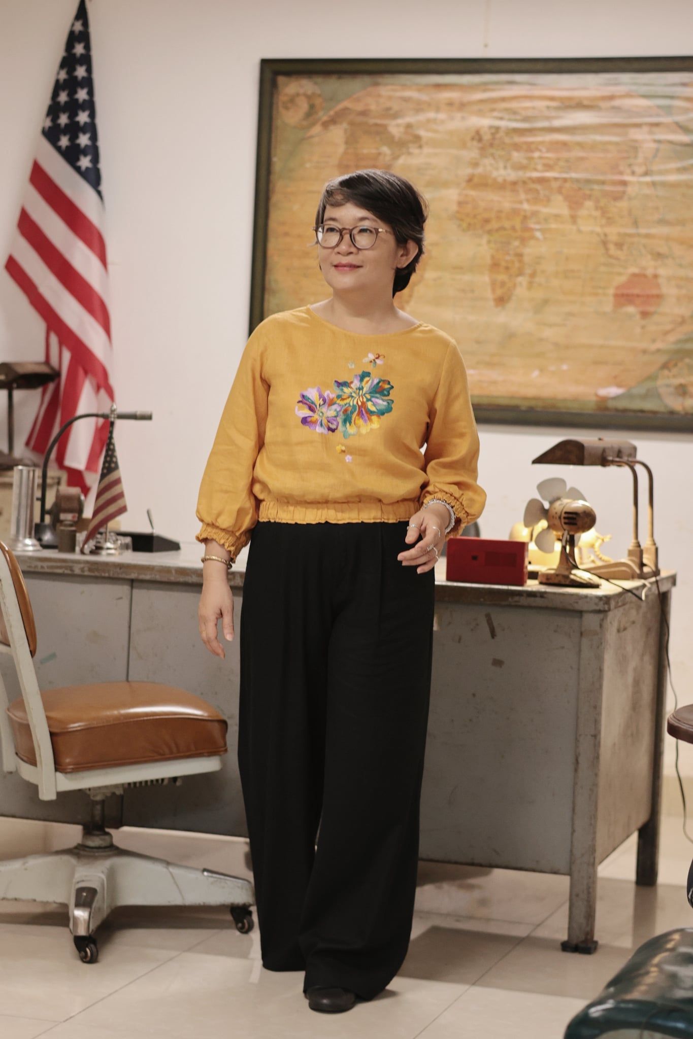  áo croptop linen thêu tay hoa Natu - bo vàng nghệ 
