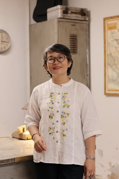  Áo linen thêu tay Hồng Sao - cổ đứng Trắng sữa 
