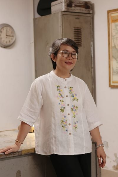  Áo linen thêu tay Hồng Sao - cổ đứng Trắng sữa 