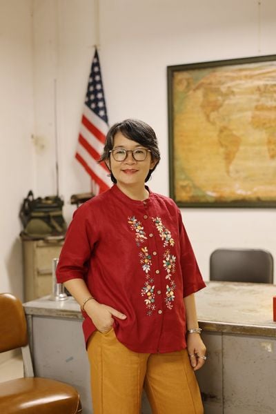  Áo linen thêu tay Hồng Sao cổ đứng -đỏ đô 