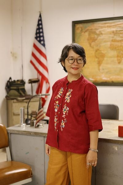  Áo linen thêu tay Hồng Sao cổ đứng -đỏ đô 