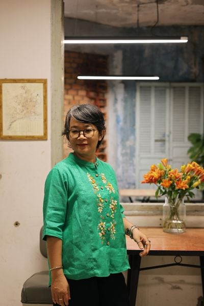  Áo linen thêu tay Hồng Sao cổ đứng - xanh lý 