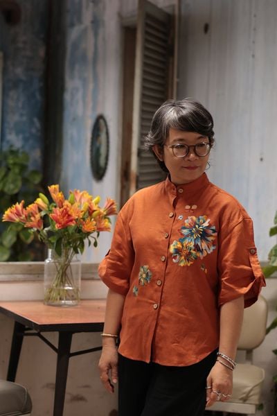  Áo linen thêu tay hoa Natu, cổ đứng cài tay, cam trầm 