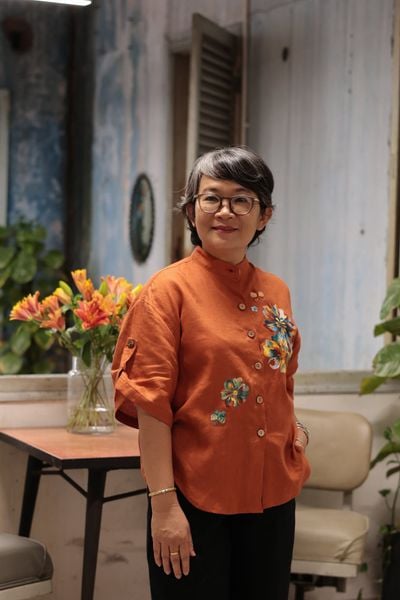  Áo linen thêu tay hoa Natu, cổ đứng cài tay, cam trầm 