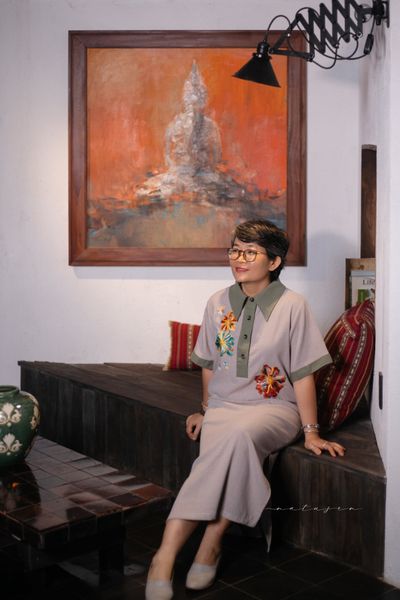  Đầm suông phối màu thêu tay Hoa Natusen - Cafe Rêu 
